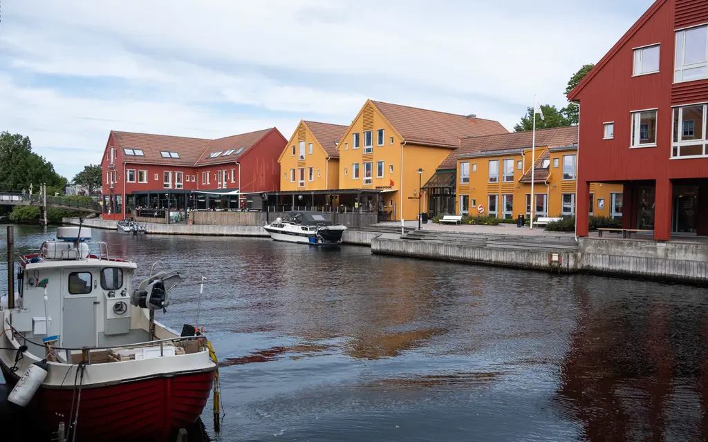 Bryggehus og en båt i Kristiansand