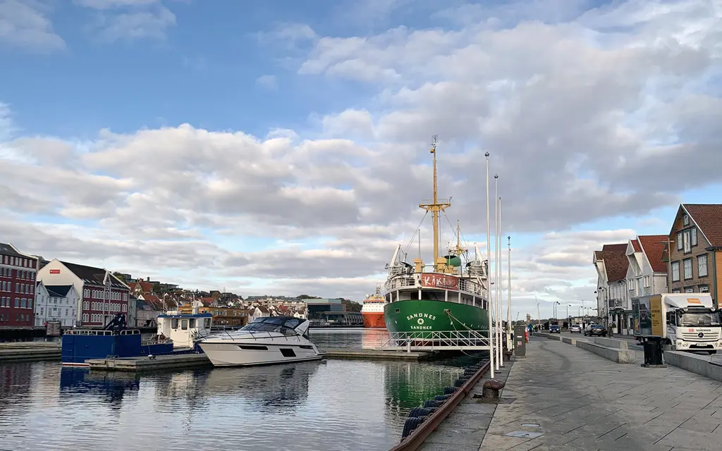 Bryggen i Stavanger med trehus og båter