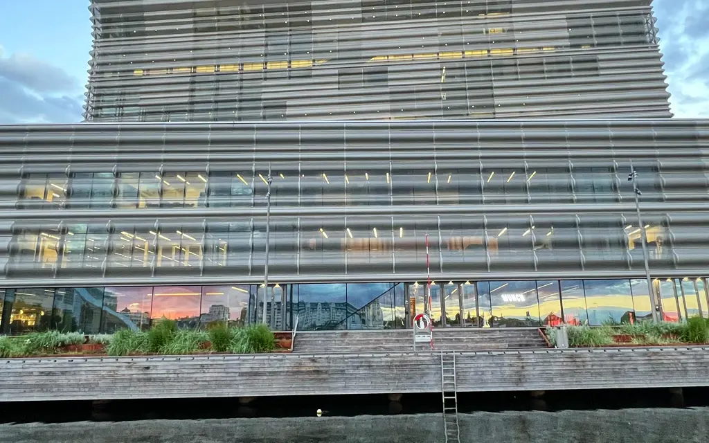 Grå høy bygning, det nye Munchmuseet i Oslo sentrum