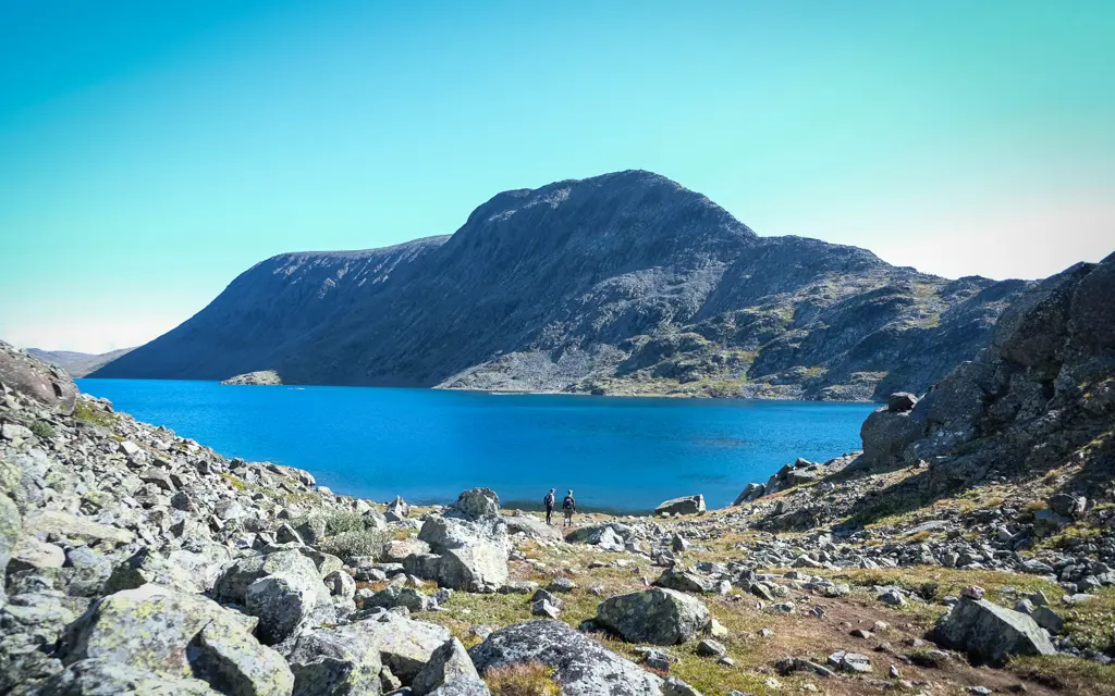 The mountain Bessegen with the water Gjendevatnet in front