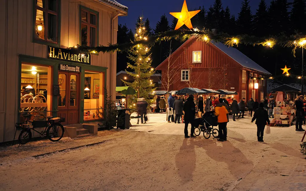 Julebelysning og mennesker i julemarked på Maihaugen, Lillehammer