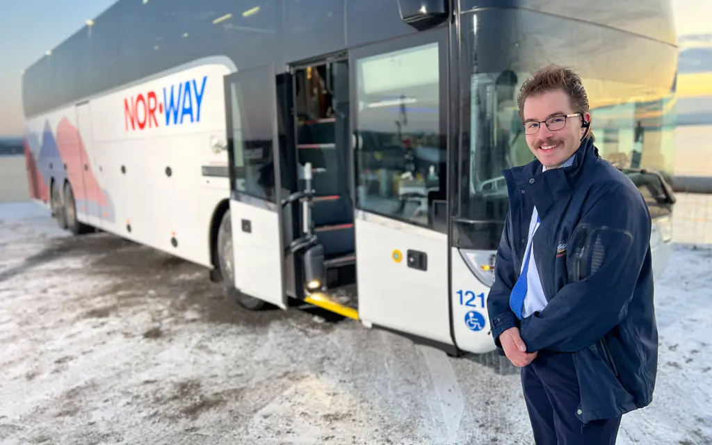 David Petrych utenfor NOR-WAY-buss