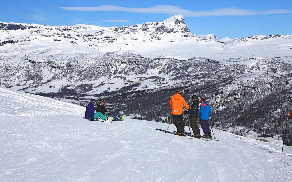 Skikjørere i alpinbakken