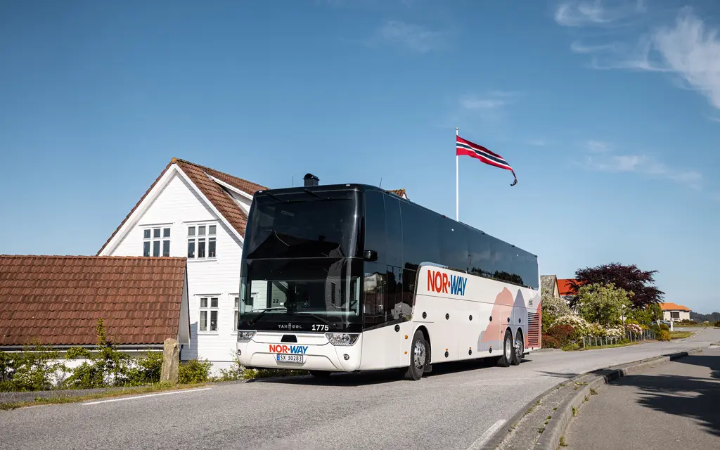 Buss på holdeplass langs veien