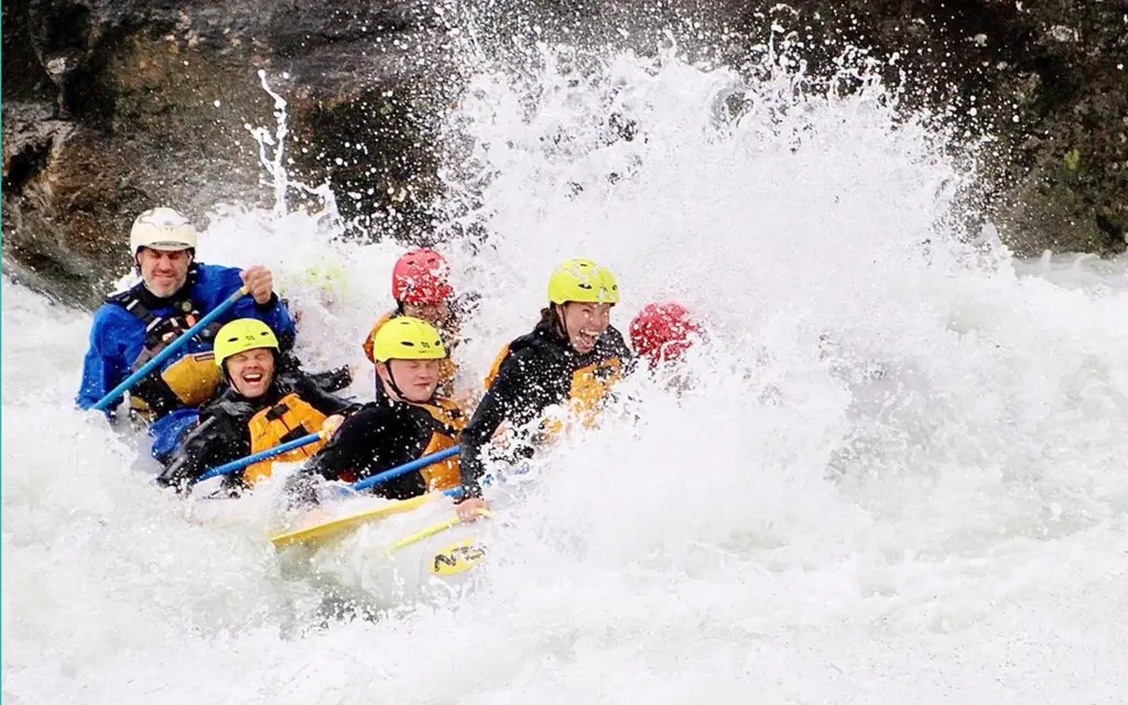 Raftinggruppe i fossestryk