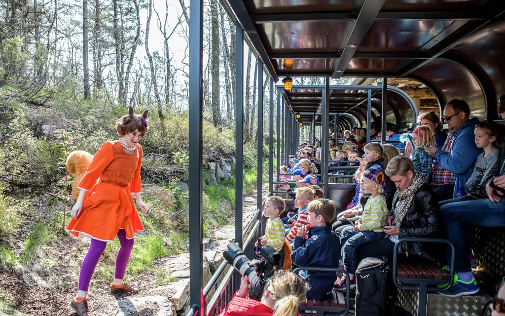 A family looking at a Hakkebakken show in Dyreparken