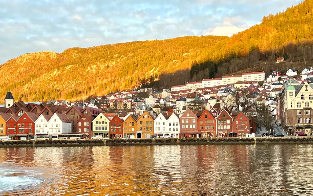 Bergen brygge på vinteren med sol på trærne