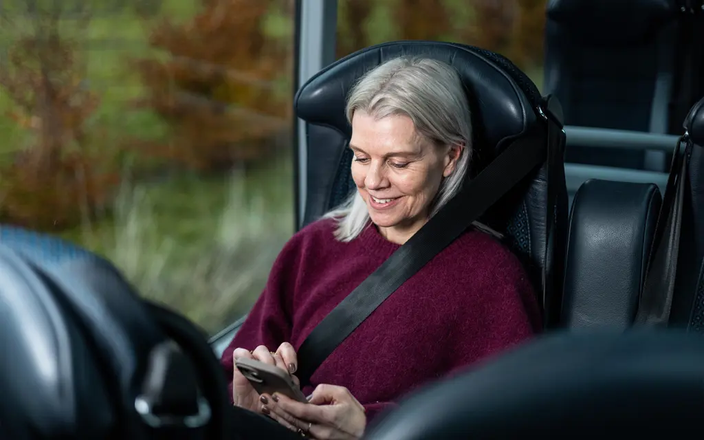 Kvinne sitter alene på buss