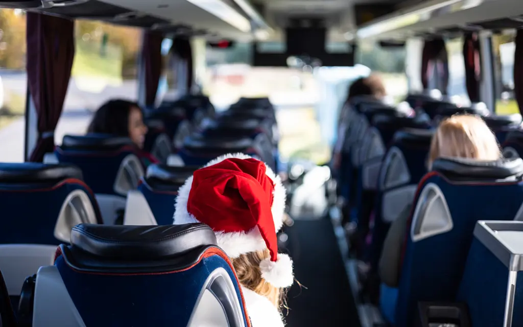 Jente står foran NOR-WAY buss