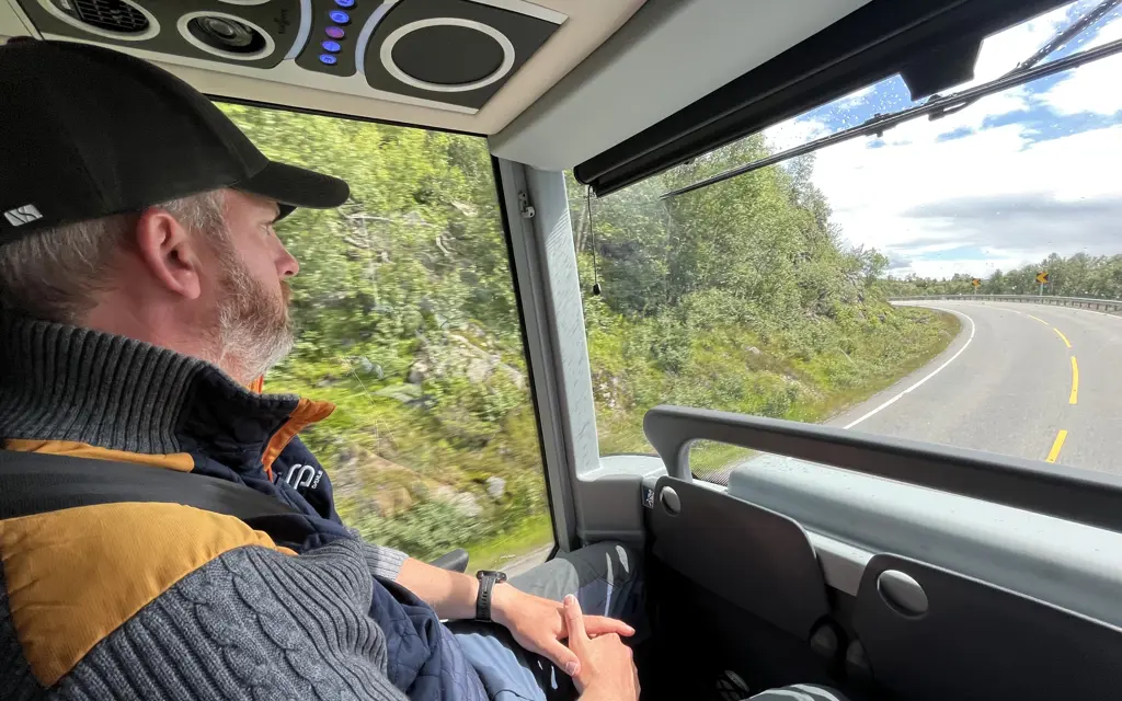 Passasjer i panoramasete på Haukeliekspressen