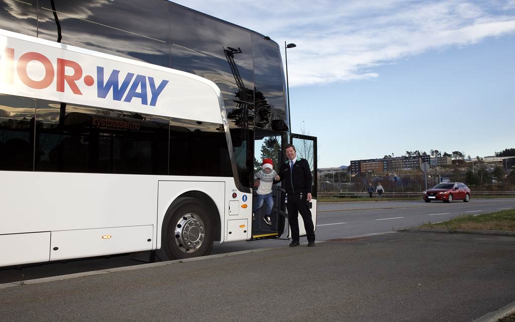 Barn med nisselue utenfor bussen