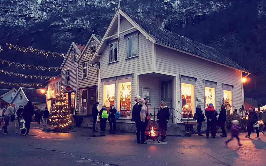 Julebelysning og mennesker på julemarked i Lærdal