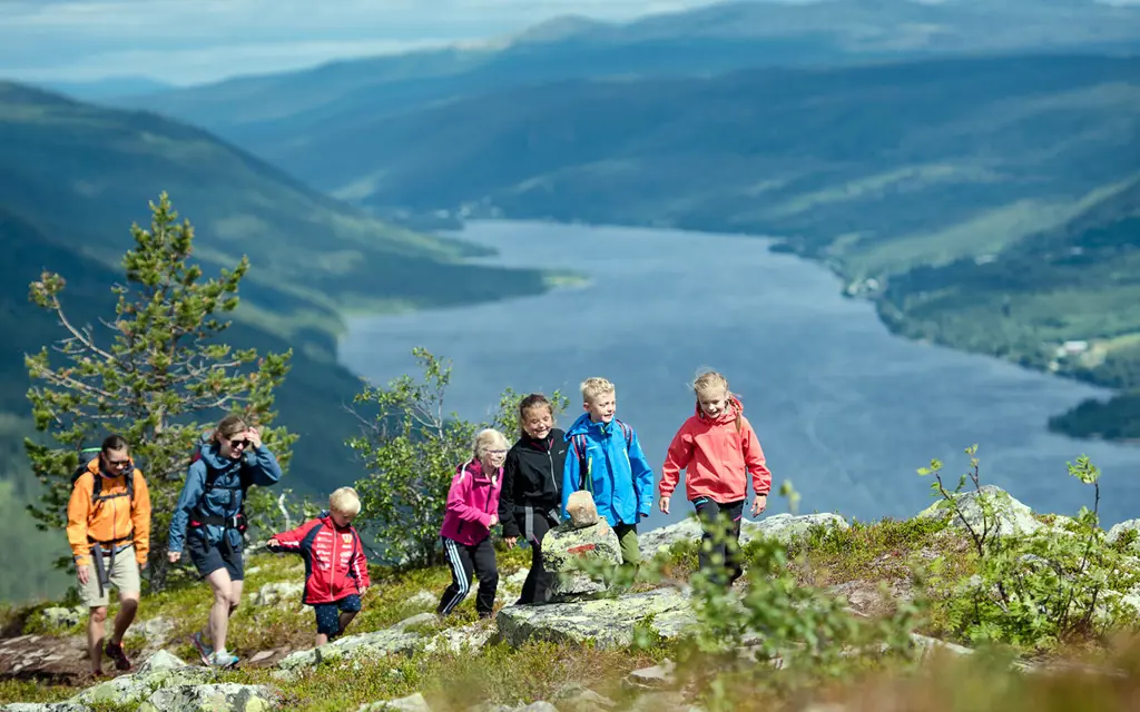 Turgåere i fjellet med et vann i bakgrunnen