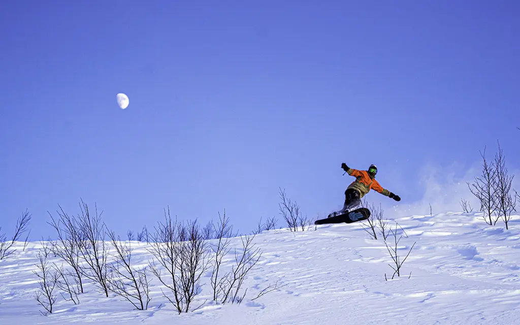 Snowboarding on the way down the mountainside