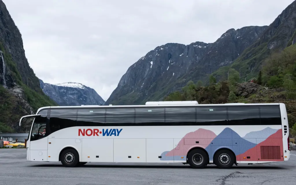Nor-way buss foran fjellandskap