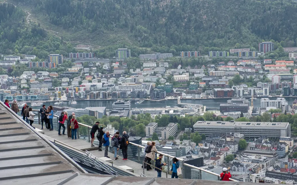 Mennesker ser på Bergen by fra utkikkspunkt