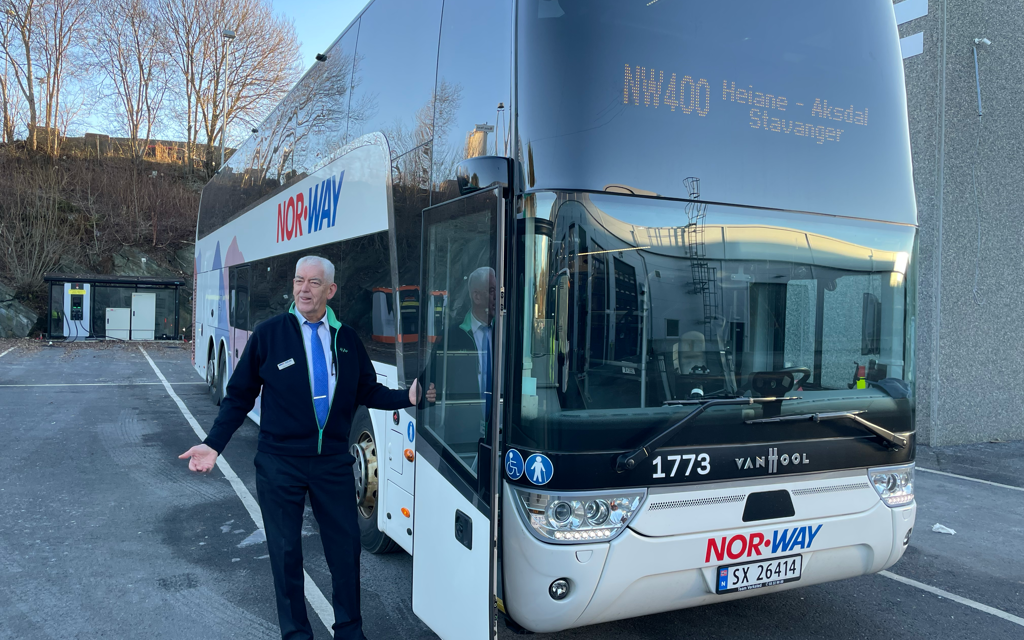 sverre aardal utenfor NOR-WAY-buss