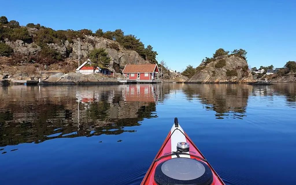 Kajakk på stille sjø i skjærgården i Kristiansand