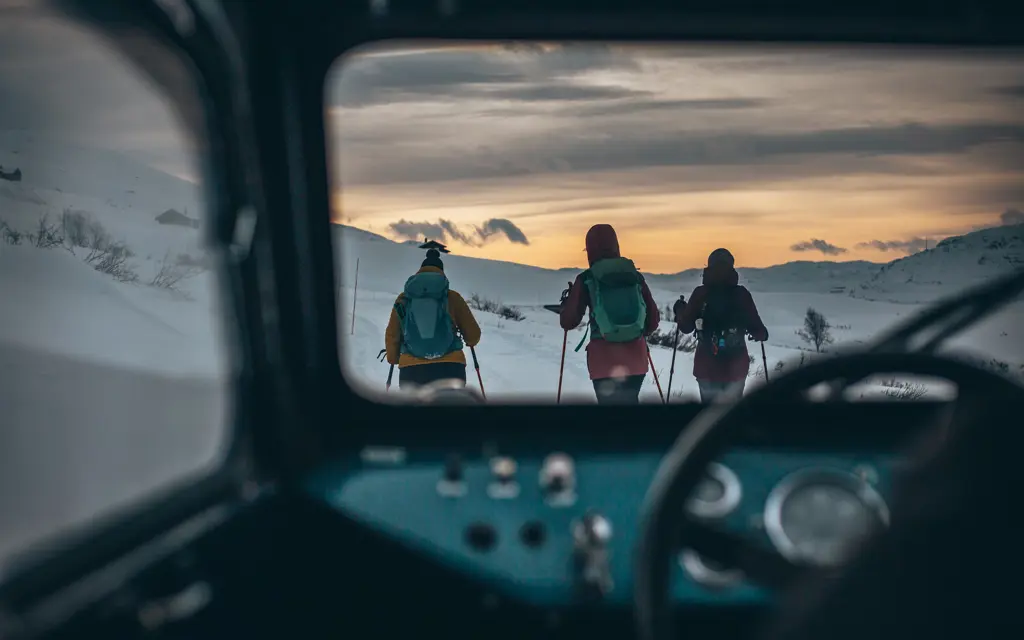 Skiløpere sett fra vinduet i beltevognen