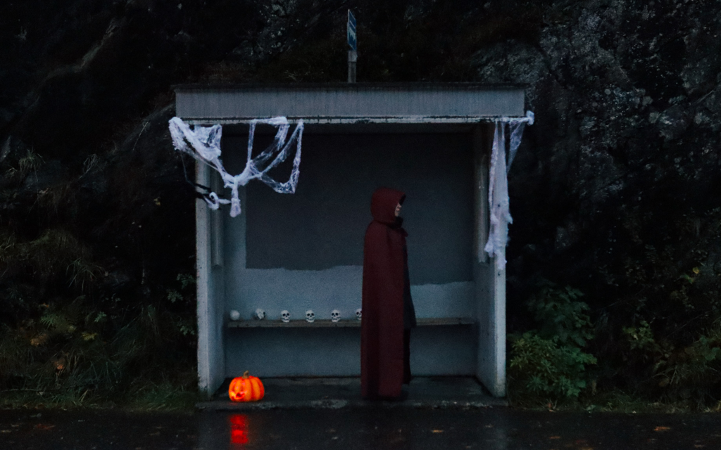 Halloween kledd skikkelse på busstopp