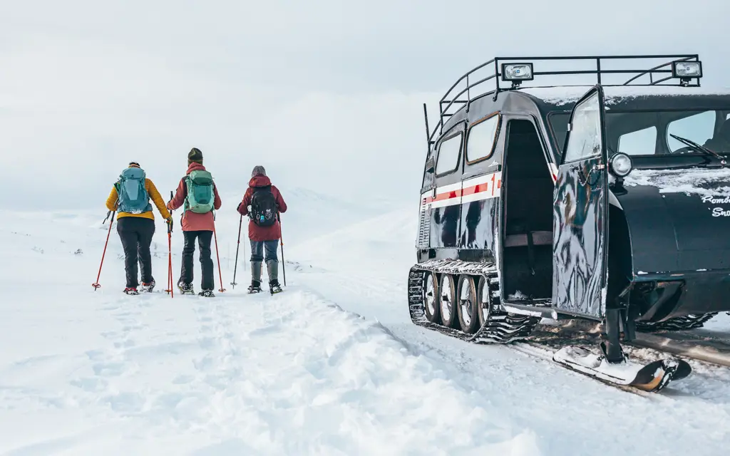 Beltebil og skiløpere i Jotunheimen