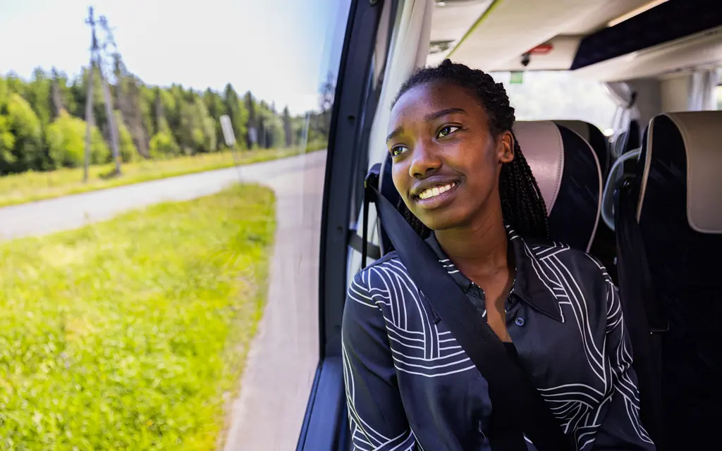 Jente på bussen ser ut vinduet