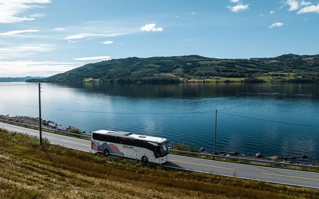 Buss i vakkert norsk landskap