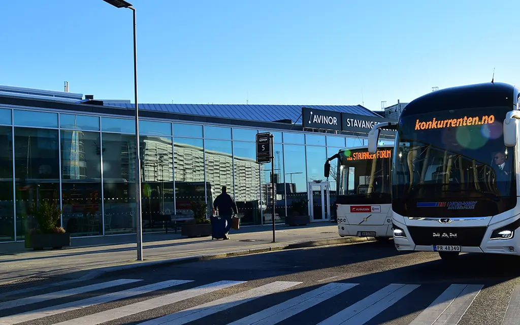 Buss utenfor terminal på Stavanger lufthavn