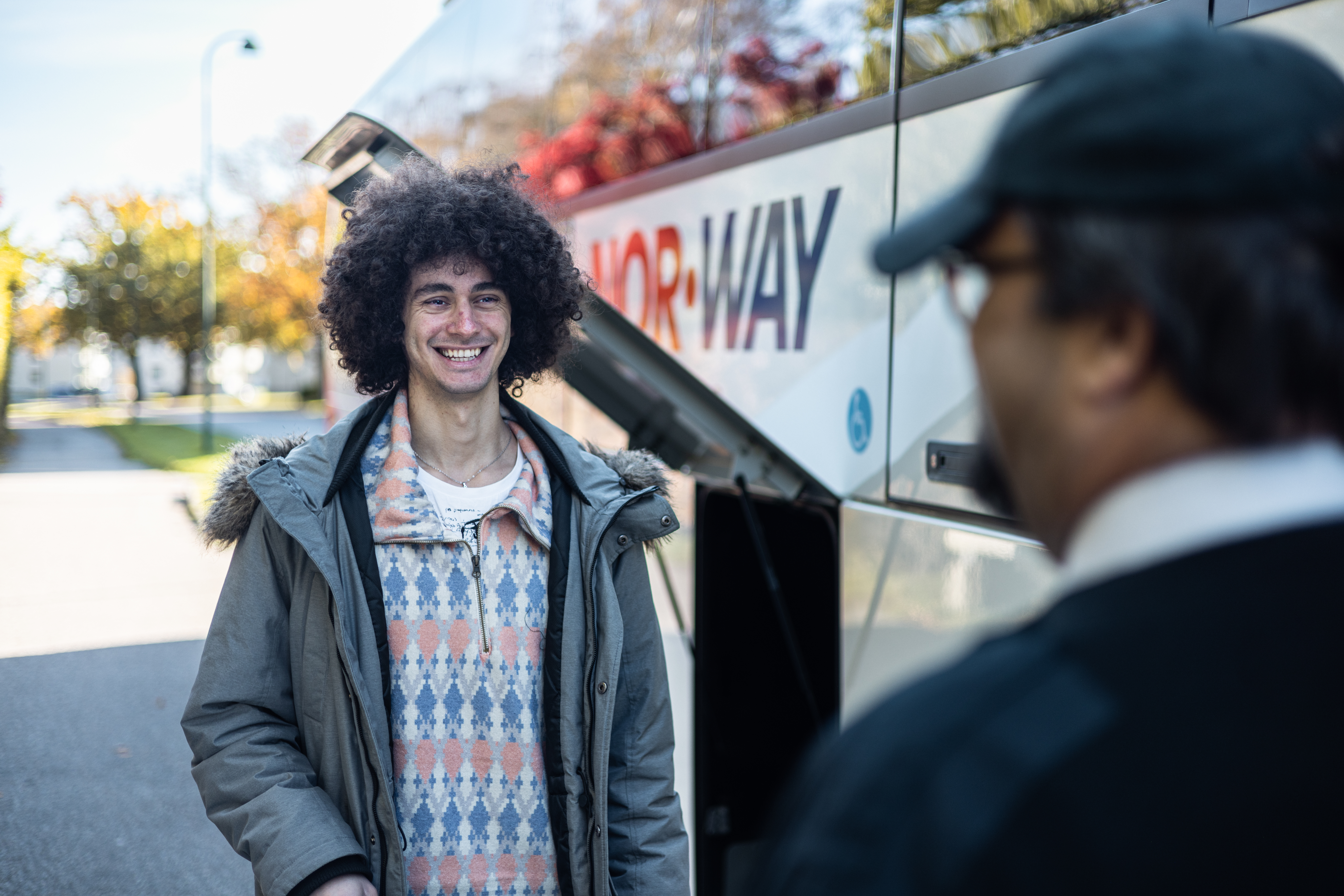 Ung mann utenfor NOR-WAY-buss