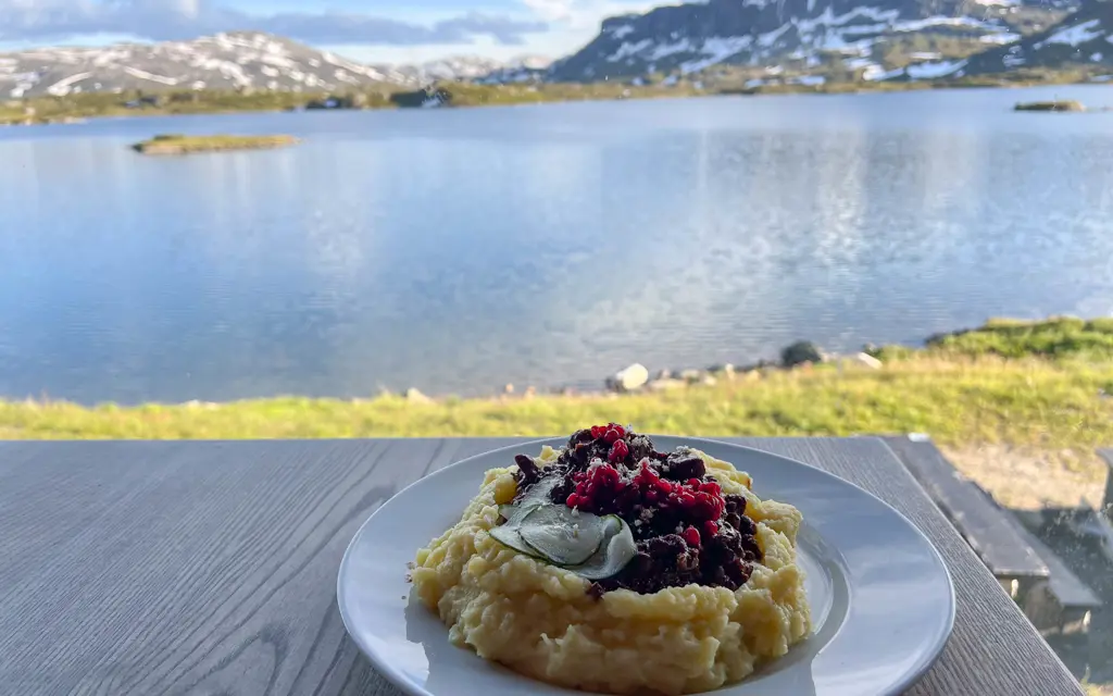 dagens middag: reinsdyrskav foran spektakulær utsikt over vann og fjell på haukeliseter