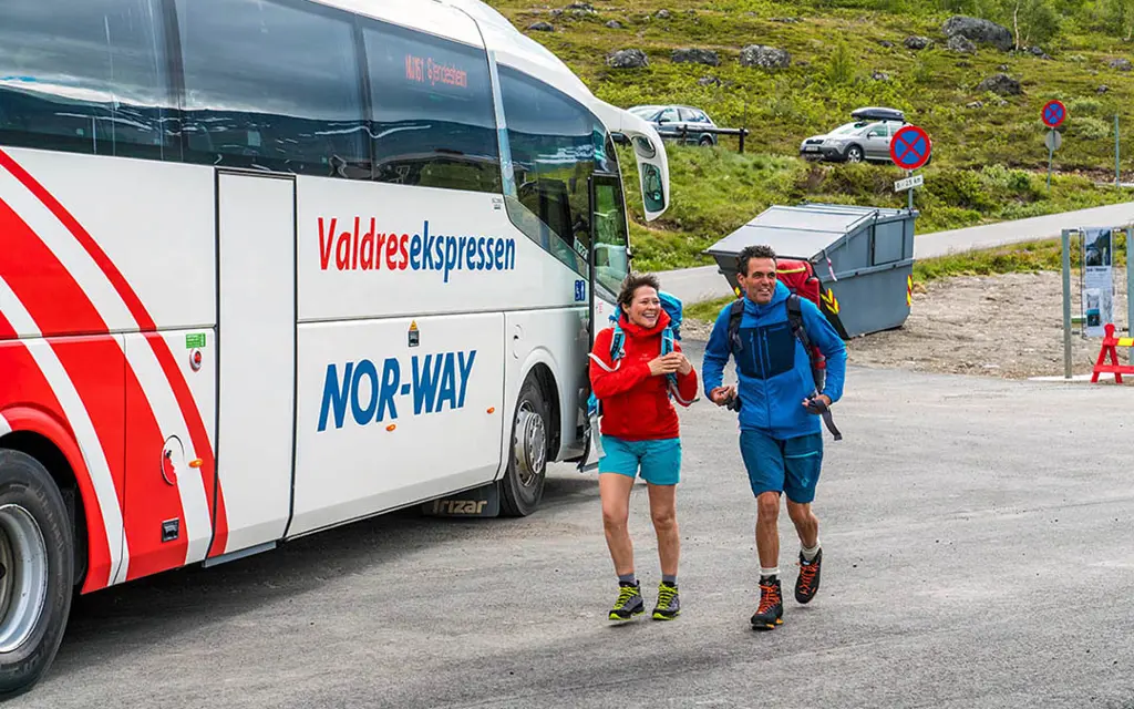 Turgåere utenfor bussen ved Gjendesheim