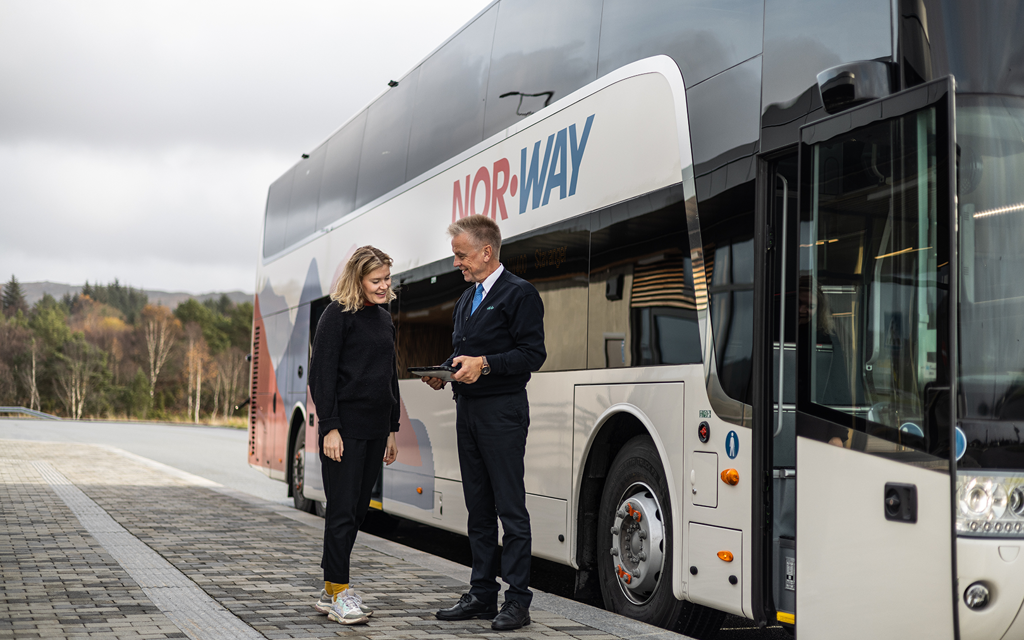 PAssasjer og bussjåfør utenfor buss