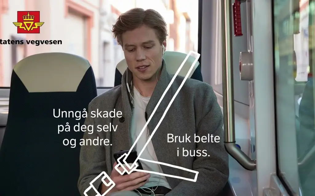 Gutt som sitter i buss - bilbeltetegning 