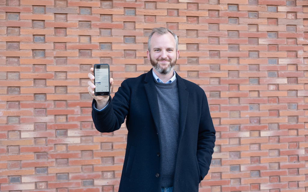 mann viser nor-way app på smarttelefon