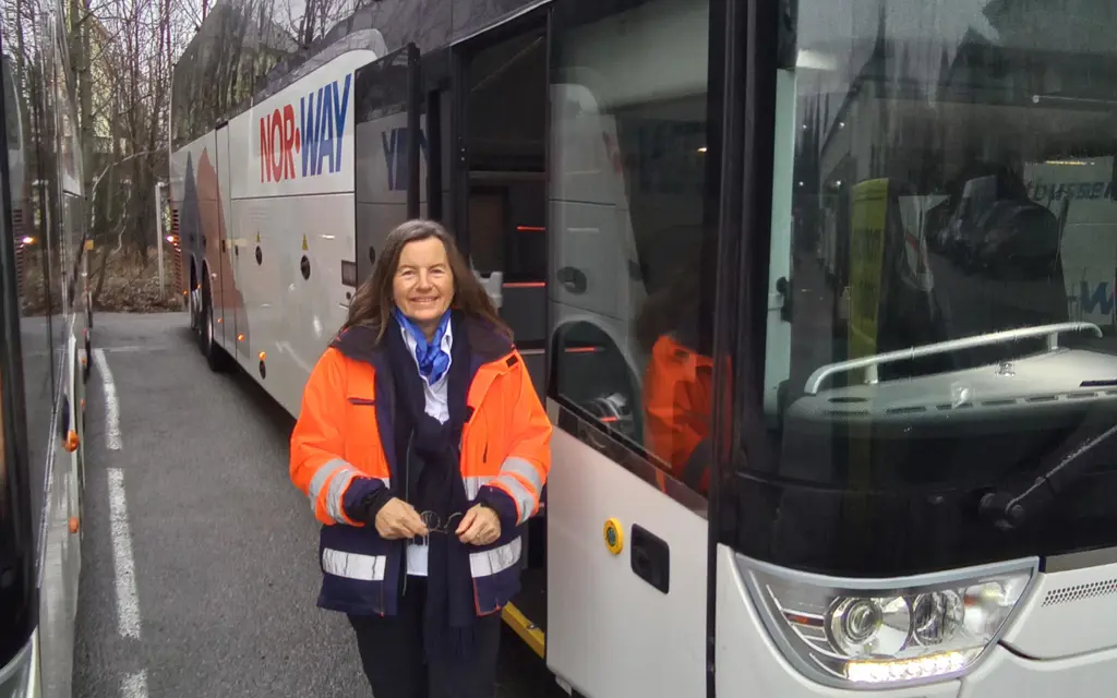 Elisabeth Madsen utenfor buss