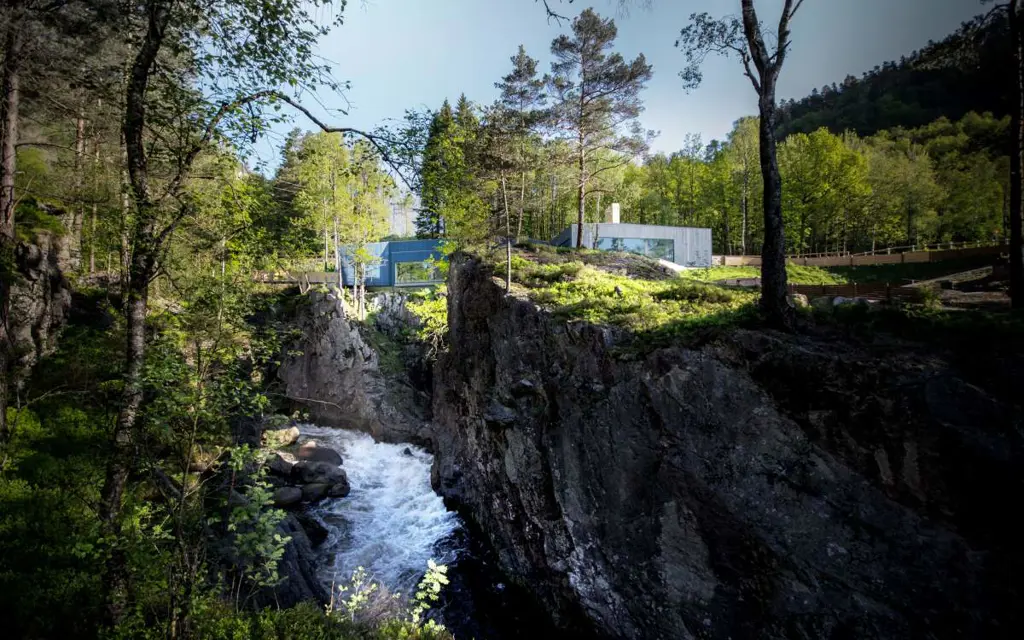 Kvåsfossen, a waterfall in Norway with a green landscape around