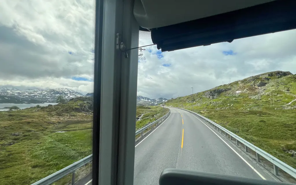 utsikt fra panoramasete på haukeliekspressen – vei og fjellheim