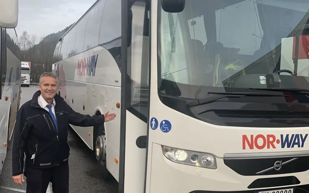 Børge Hovland utenfor NOR-WAY buss