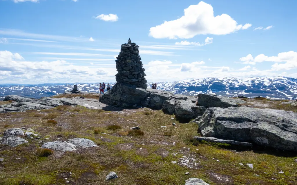 varde og utsikt utover fjellheimen fra toppen av fjellet vesle nup ved haukeliseter