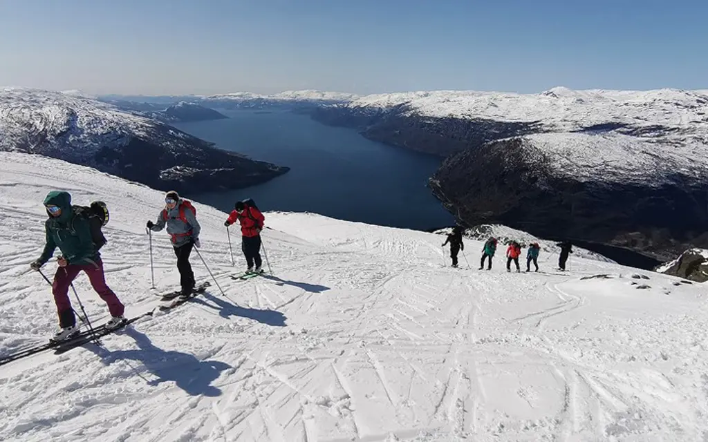 Skigåere på topptur i solskinn